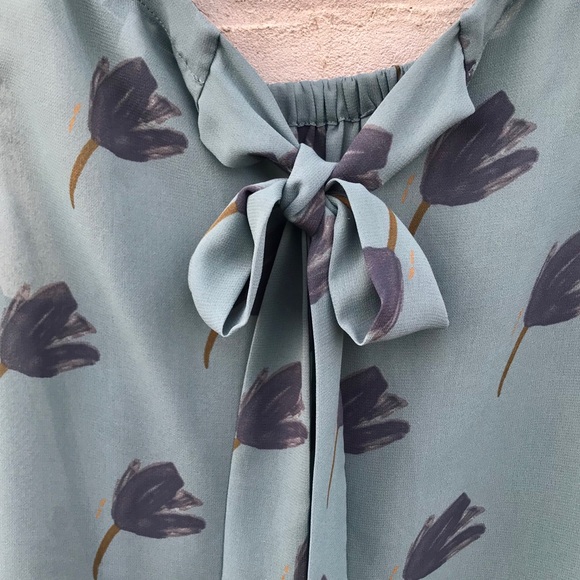 CAbi 🌷 Tulip Sleeveless Top - Picture 4 of 4